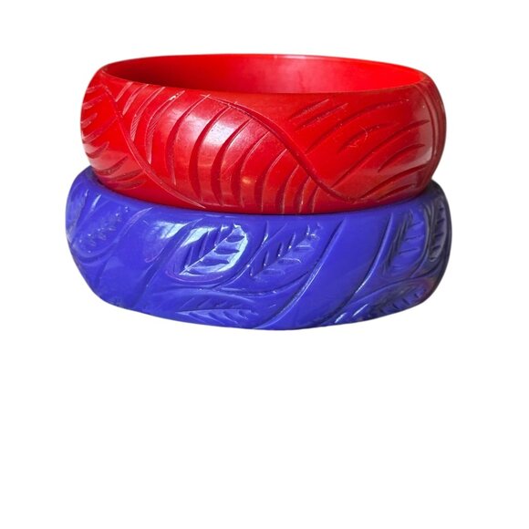 Carved Red Bakelite Bangle Bracelet - Picture 3 of 4